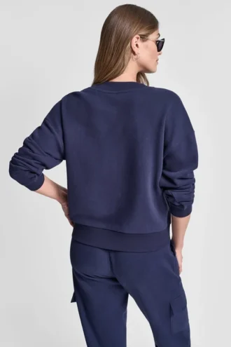 Suéter con cuello en V y logo burbuja metalizado