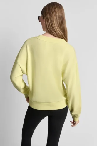 Suéter con cuello en V y logo burbuja metalizado