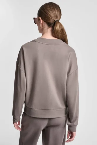 Suéter con cuello en V y logo burbuja metalizado