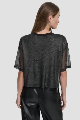 Top de punto con logo y superposición de malla en las mangas de tamaño corto