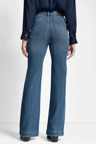 Vaqueros acampanados de corte holgado con bolsillos