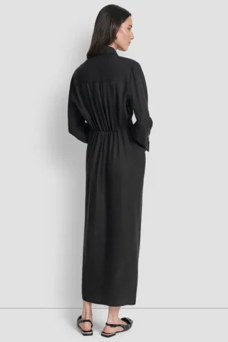 Vestido camisero de mangas largas con botones en la parte delantera y teñido en prenda