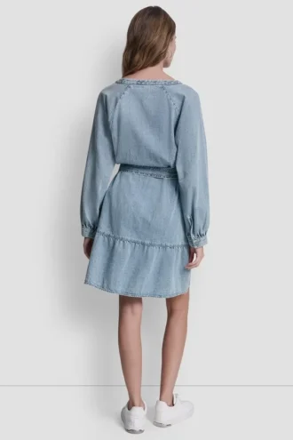 Vestido de mezclilla con cinturón y cuello en V