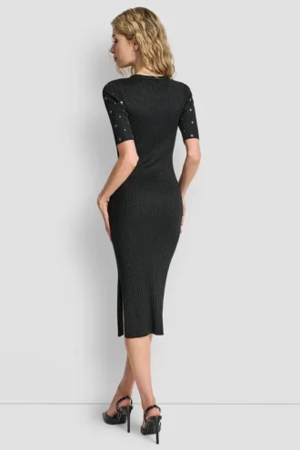 Vestido de sudadera con tachuelas por toda la prenda