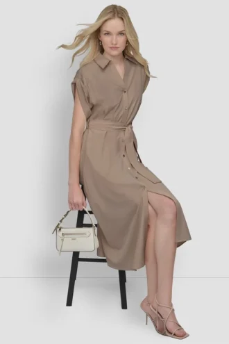 Vestido midi con botones en la parte delantera