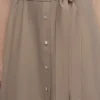 Vestido midi con botones en la parte delantera