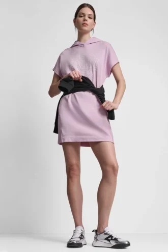 Vestido mini con capucha y logotipo medallón universitario